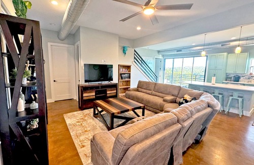 Burnet House | Large Family Villa w/Game Room~Pickleball~Firepit