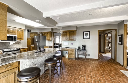 Overland Park House | Large Fenced Entire home Rare to find - 6 Beds 3 Full Bath / 1G Wifi!