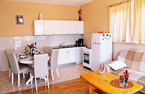 Okrug Gornji Apartment | Large forest apartment, just 450m from the beach, 4km from Trogir Old Town