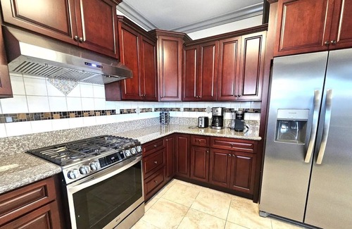 Midway City House | Large Fun Modern near Disneyland & OC Beaches