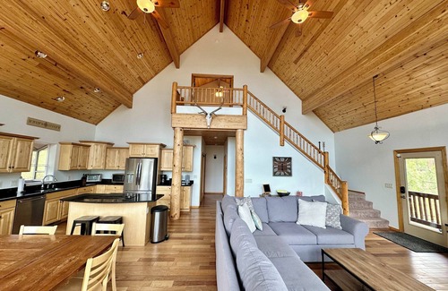 Happy Jack Cabin | Large Group Adventure Cabin with Bunks & Outdoor Bliss!