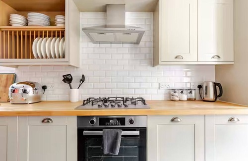 Margate House | ☆ Large Group Getaway ☆ 2mins to sea ☆ Sleeps10+ Preview listing