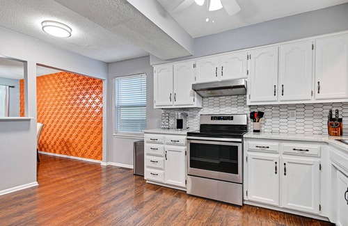 Mission House | ♧Large Groups Welcome♧Peloton Bike+Tread♧Grill♧Deck♧8 TVs♧Parking