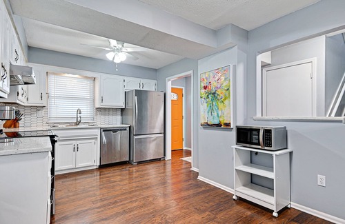 Mission House | ♧Large Groups Welcome♧Peloton Bike+Tread♧Grill♧Deck♧8 TVs♧Parking