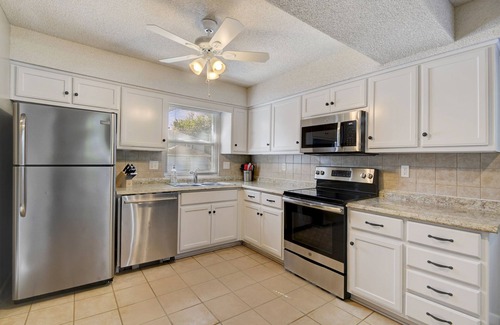 Mission House | ♧Large Groups Welcome♧Peloton Bike+Tread♧Grill♧Deck♧8 TVs♧Parking