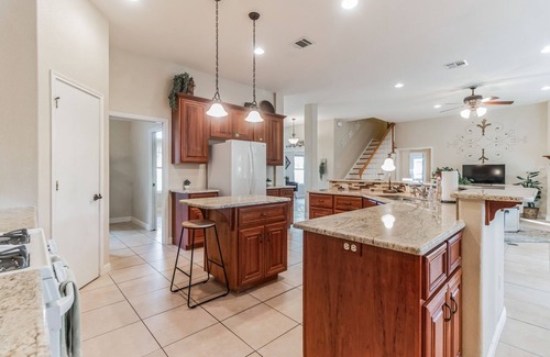 Northwood House | Large groups Welcome! 4BD 2BA Large Home near Domain & Hospitals!