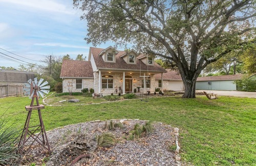Northwood House | Large groups Welcome! 4BD 2BA Large Home near Domain & Hospitals!