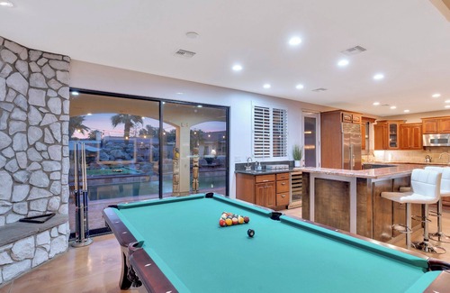 Desert Hot Springs House | Large home +>acre compound, sleeps 20,pickle +basketball,15 mins to PS,billiards