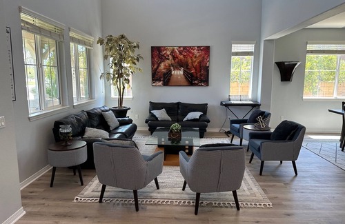 Eastvale House | Large home centrally located with easy access to OC and 91/71/15/60 freeways.
