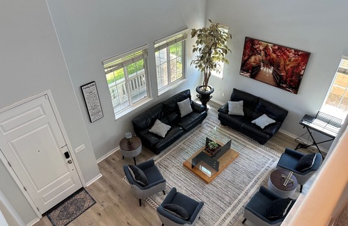 Eastvale House | Large home centrally located with easy access to OC and 91/71/15/60 freeways.