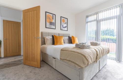 Oldbury Apartment | Large Home for Contractor & Families close to Birmingham City Centre & Attractions & M5