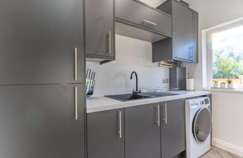 Oldbury Apartment | Large Home for Contractor & Families close to Birmingham City Centre & Attractions & M5