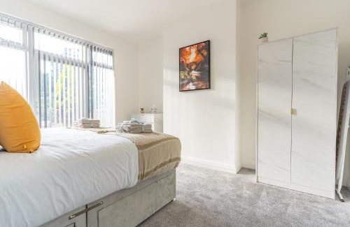 Oldbury Apartment | Large Home for Contractor & Families close to Birmingham City Centre & Attractions & M5