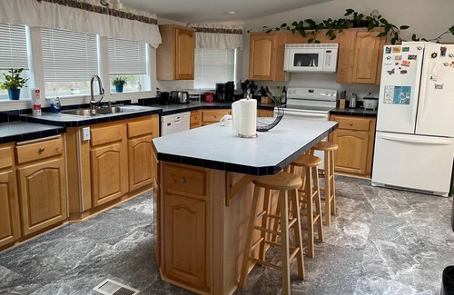 Port Angeles House | Large Home, Hot Tub, Patio, Privacy. Need i Say More?