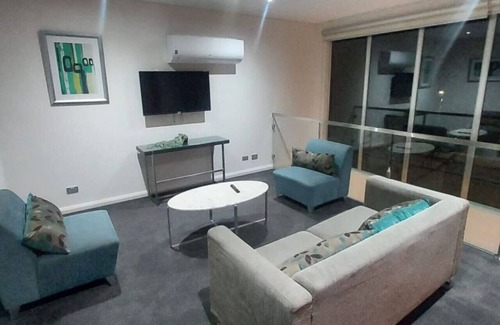Kingston House | Large Home @Kingston Foreshore
