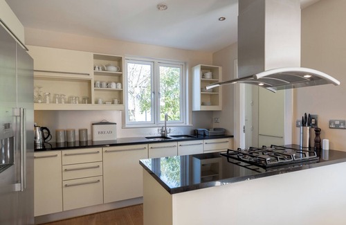 Kenmare House | Large home to sleep 8 in Kenmare. Free use of pool onsite
