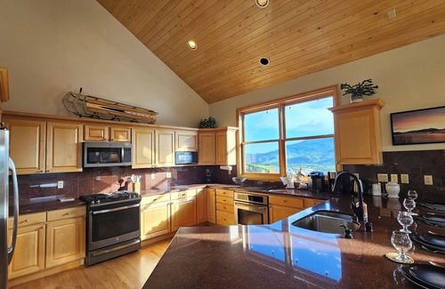 Wildernest House | Large Home w/Stunning Views of Lake Dillon & Summit, hot tub, ski & golf access