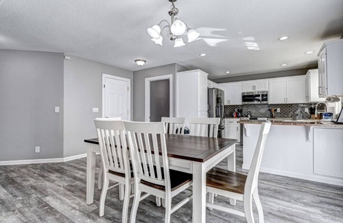Highland House | Large Home, Yard & 3 Car Garage 4/3 - #5204