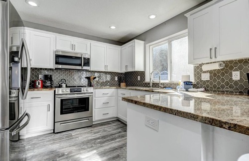 Highland House | Large Home, Yard & 3 Car Garage 4/3 - #5204