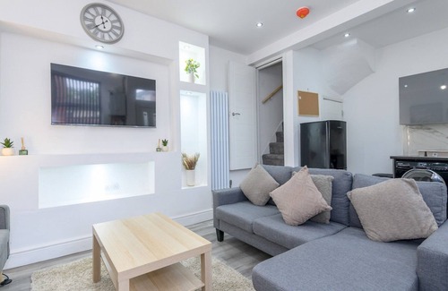 Harehills House | Large & Homely Retreat in Leeds | Pass the Keys