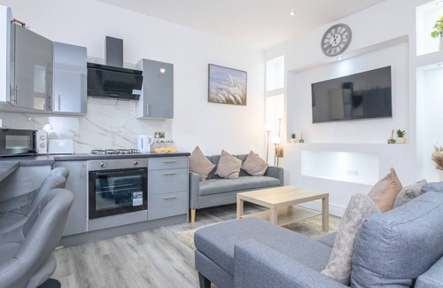 Harehills House | Large & Homely Retreat in Leeds | Pass the Keys
