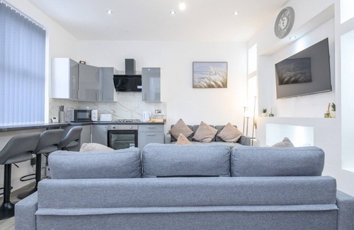 Harehills House | Large & Homely Retreat in Leeds | Pass the Keys