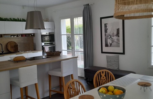 Cahors House | Large house 190 living space 5 bedrooms 10 people, Le Petit Versailles Cahors