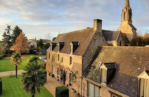 Saint-Helen House | Large house, sleeps 12, shared pool.