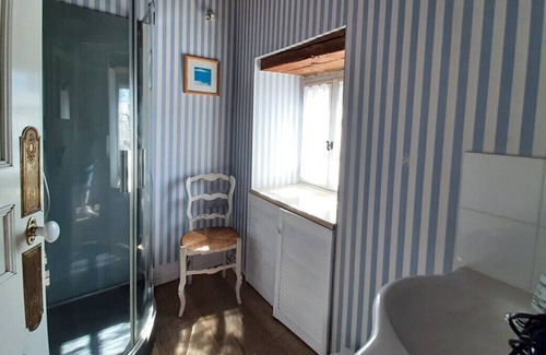 Saint-Helen House | Large house, sleeps 8, shared pool.
