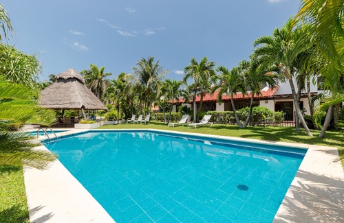 Zona Hotelera House | Large House-walking to beach-10 guests!