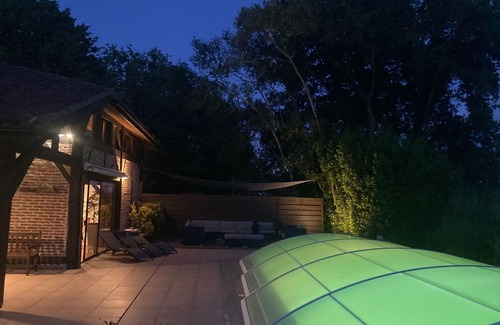 Leon House | Large house with swimming pool surrounded by pine trees a few km from the ocean