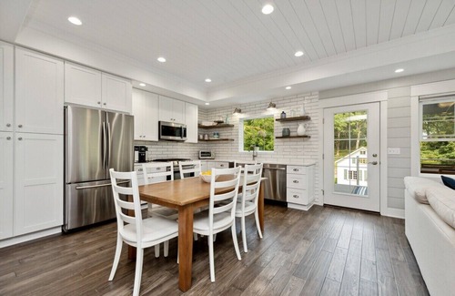 Williams Bay House | Large In-Ground Heated Pool |Two-Tiered Deck |Built-In Brick FirePit |New Home |Separate Coach House