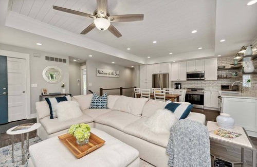 Williams Bay House | Large In-Ground Heated Pool |Two-Tiered Deck |Built-In Brick FirePit |New Home |Separate Coach House
