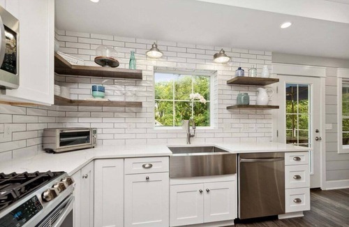Williams Bay House | Large In-Ground Heated Pool |Two-Tiered Deck |Built-In Brick FirePit |New Home |Separate Coach House