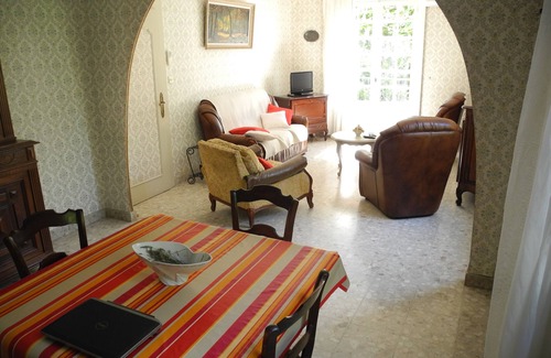 Paulhan House | Large independent house with shaded garden in southern village