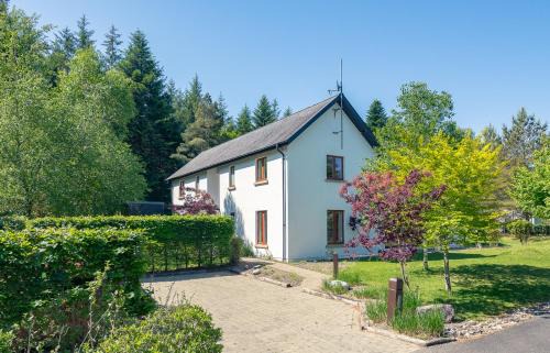 Kenmare House | Large Kenmare home sleeping 10. Free use of pool