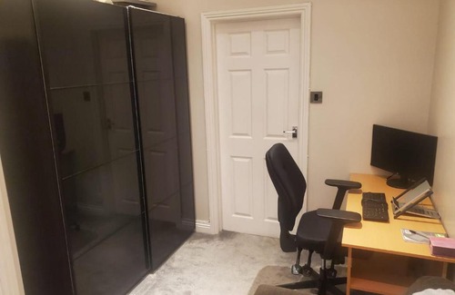Hanham House | Large Kingsize ensuite in Kingswood, Bristol, BS15