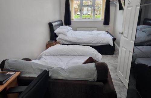 Hanham House | Large Kingsize ensuite in Kingswood, Bristol, BS15