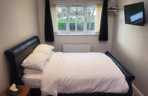 Hanham House | Large Kingsize ensuite in Kingswood, Bristol, BS15
