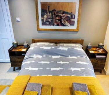 Brighton House | Large light loft room - en suite