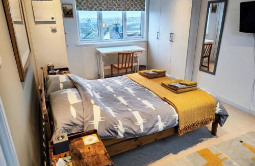 Brighton House | Large light loft room - en suite