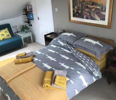 Brighton House | Large light loft room - en suite