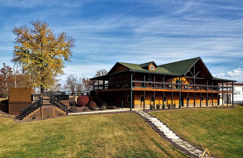 Stanley Cabin | Large Log Cabin Near Luray Shenandoah National Park Mountain View up to 30 GUEST