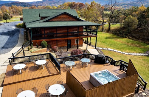 Stanley Cabin | Large Log Cabin Near Luray Shenandoah National Park Mountain View up to 30 GUEST