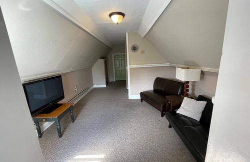 Lower East Side House | Large Lower East Side MKE flat (sleeps 10) near Brady Street & N Water Street