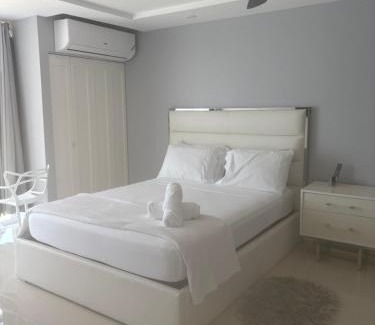 Portmore Apartment | Large Luxurious Beach Front at Bayfront Villa
