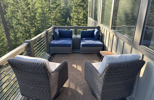 Cle Elum House | Large & Luxurious Retreat on 5 Wooded Acres w/Hot Tub and Game Room