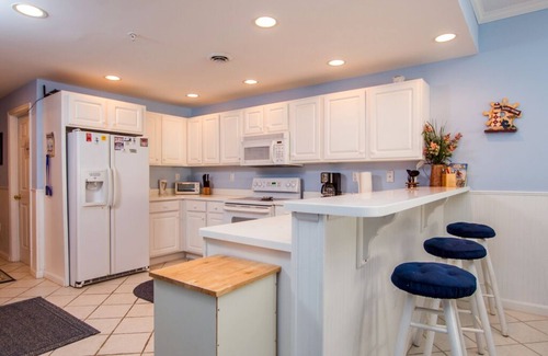 Midtown Ocean City Condo | Large luxury condo conveniently located on 45th street just steps from the beach