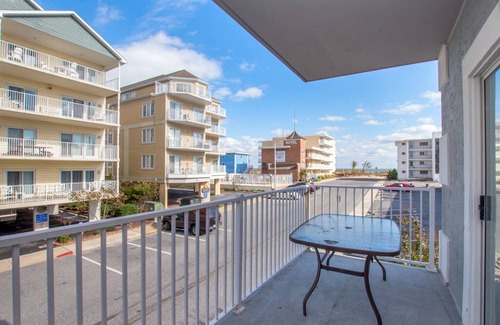Midtown Ocean City Condo | Large luxury condo conveniently located on 45th street just steps from the beach