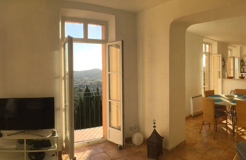 Bormes-Les-Mimosas Apartment | Large Luxury Sunny Apartment in heart of Bormes Les Mimosas with Stunning Views